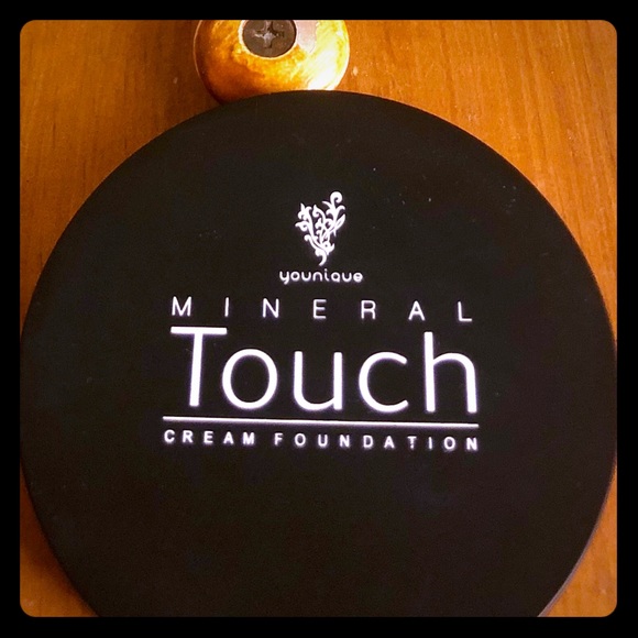 Younique Other - 🔥CREAM FOUNDATION-Scarlet🔥